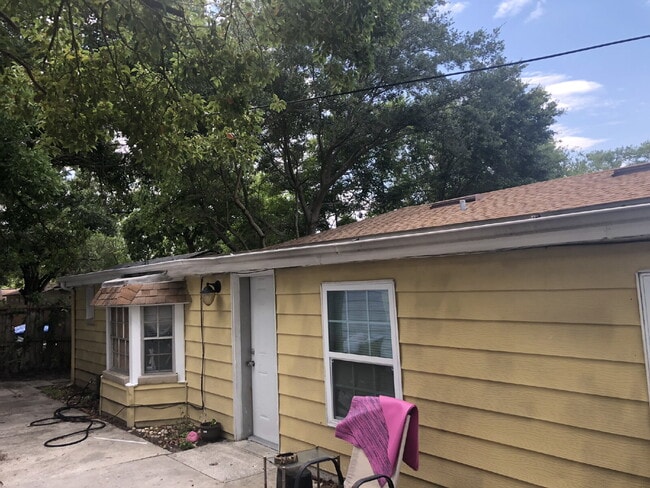 Building Photo - "Spacious 5-Bedroom Haven with 2 Full Baths in Tampa's Heart – 1656 Sq Ft of Comfort!"