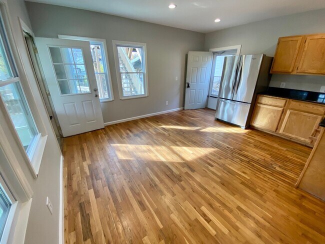Building Photo - 40 Larchmont Rd
