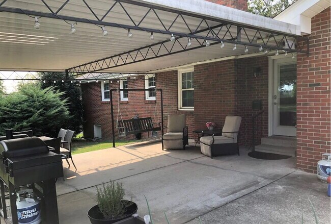 Building Photo - 3bed/2bth. Once acre lot w/storage shed an...