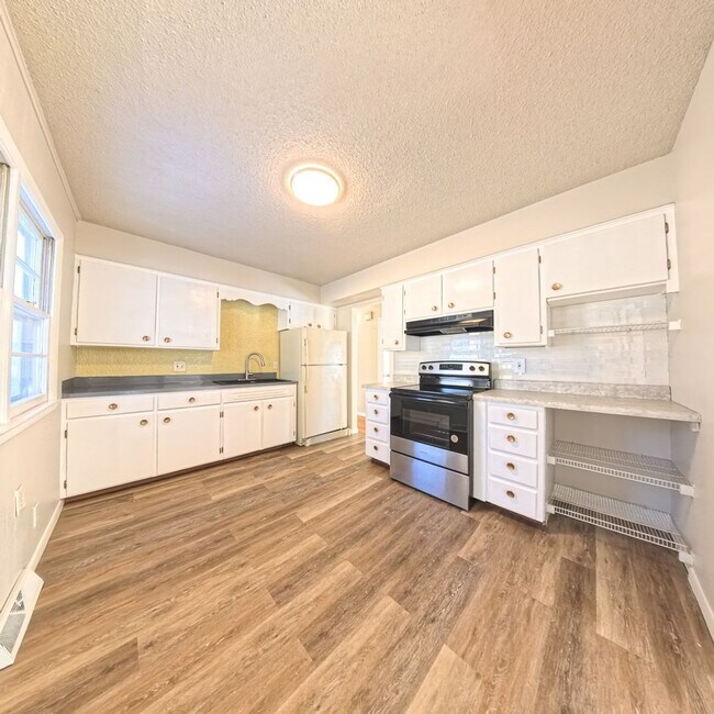 Building Photo - Spacious 3-Bedroom, 1-Bath Ranch - South Side Location