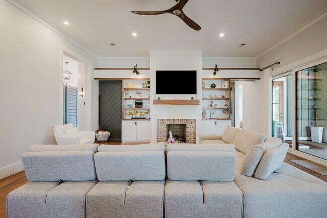 Building Photo - Stunning Custom Home in Palmetto Bluff