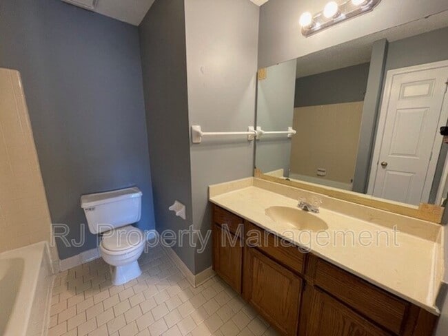 Building Photo - 5560 Blossom Ln