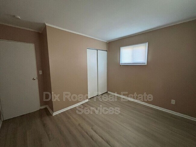 Building Photo - 4910 Porterfield Dr