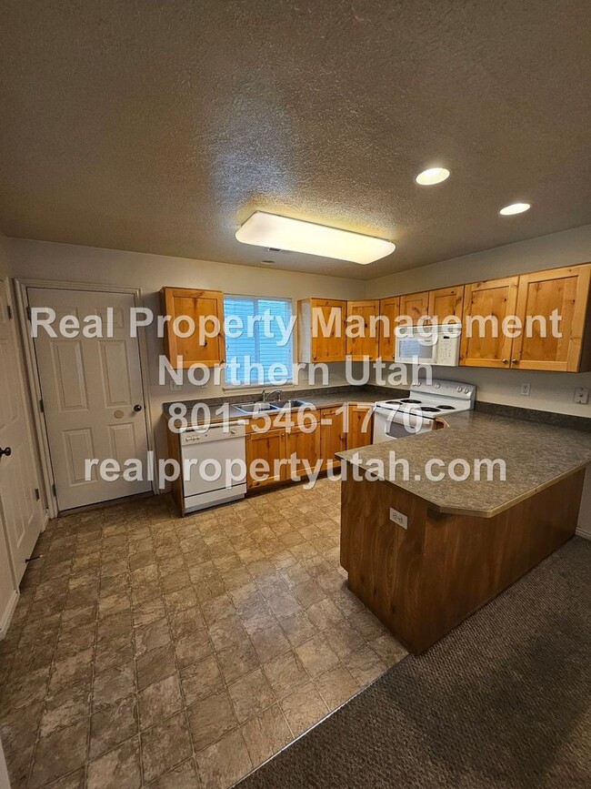 Building Photo - 3 Bedroom Townhome in Ogden Available Now!