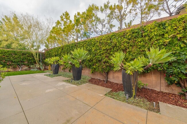 Building Photo - Fully Renovated 2 Bed, 2.5 Bath + Den Single Story Home Available NOW in Eastwood Village in Irvine!