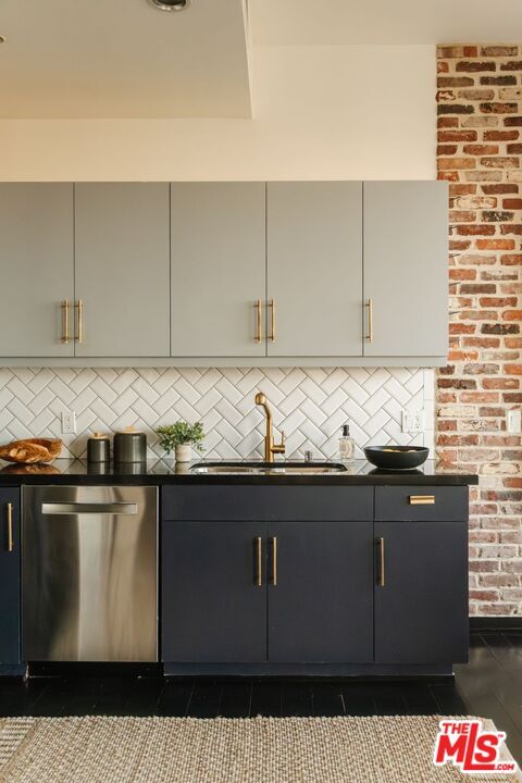 Building Photo - 655 S Hope St