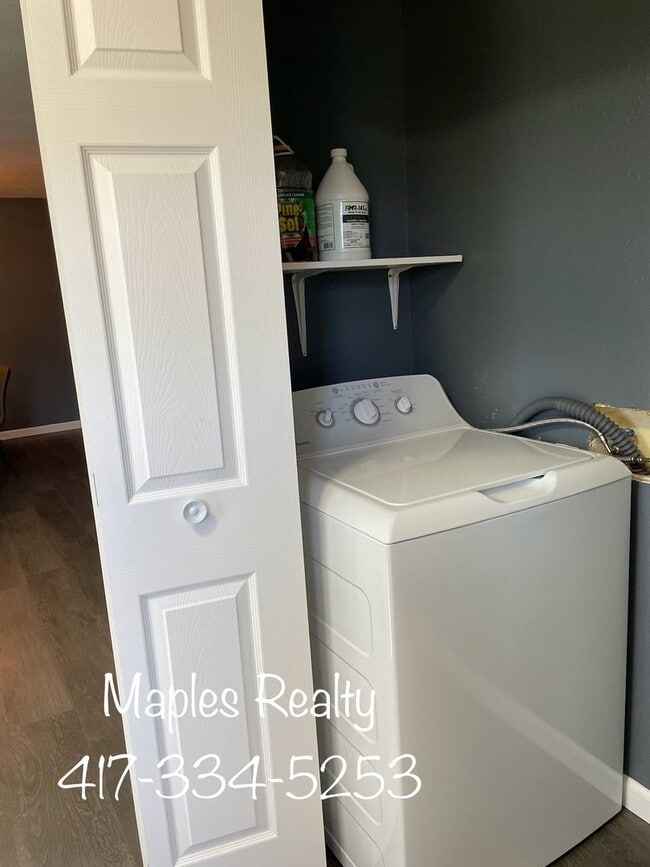 Building Photo - 4 bedroom, 2 bath furnished HOUSE in the H...
