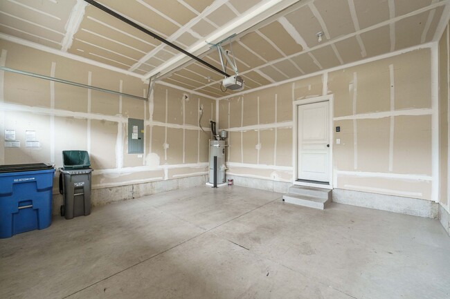 Building Photo - 3 Bedroom 2.5 Bath Townhome - Convenient R...