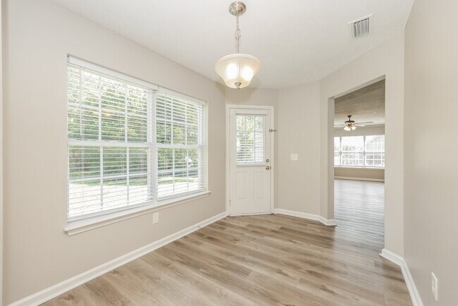 Building Photo - 200 Lake Forest Dr