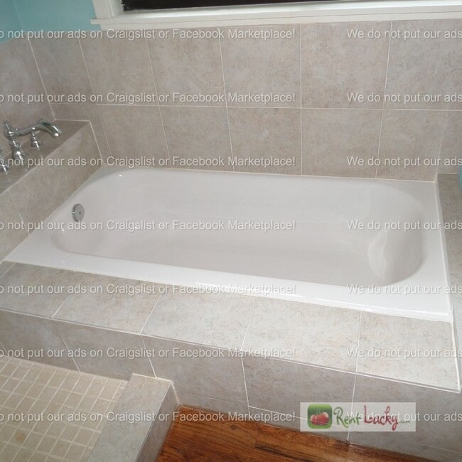 Building Photo - Cool & HUGE 5-Bedroom Home in Des Moines with Large Detached Shop/Garage!!