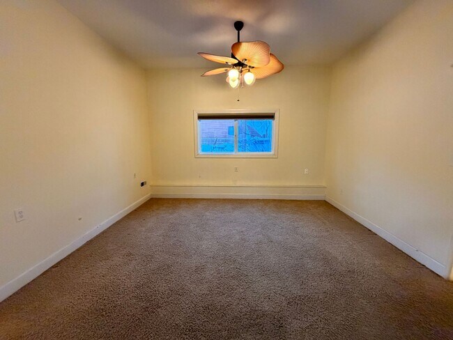 Building Photo - Large (5) bedroom home in a well established Anchorage neighborhood!