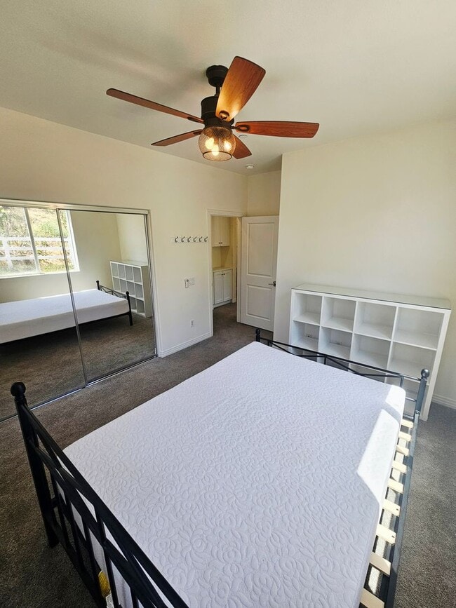 Building Photo - Gorgeous Stand Alone Town Home / Rolling Hills Golf Club is your Back Yard