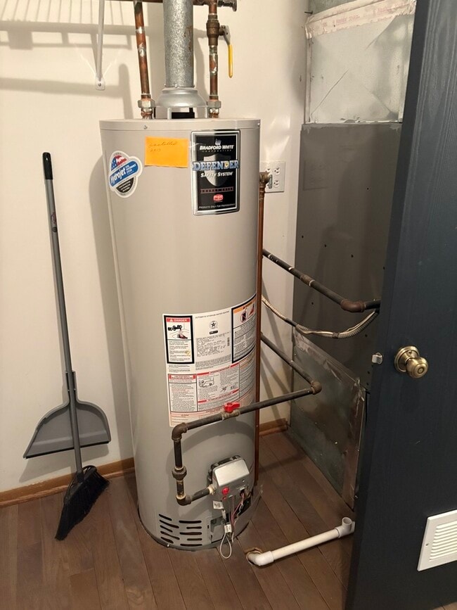 Building Photo - 109 Paramount Dr