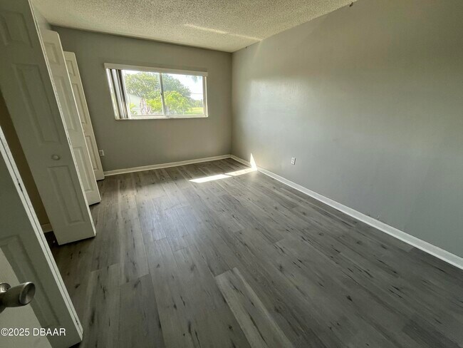 Building Photo - 1850 S Park Ave