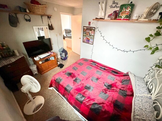 Building Photo - 3 Bedroom Apartment in Burlington VT Available NOW! OFF STREET PARKING, LAUNDRY, HEAT INCLUDED.
