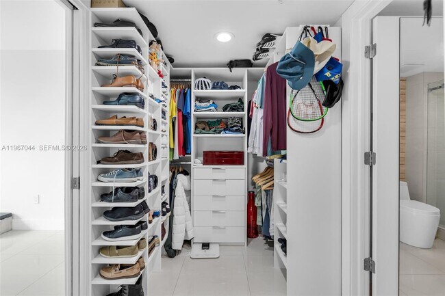 Building Photo - 1155 Brickell Bay Dr