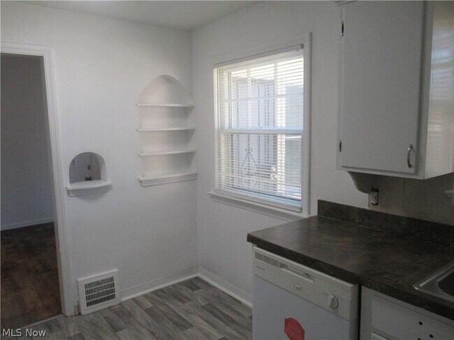 Building Photo - 5095 Edenhurst Rd