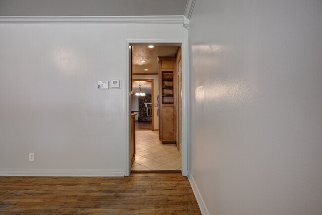Building Photo - 910 Garver St
