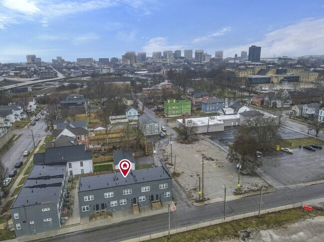 Building Photo - Modern 2BR Townhouse Walk to Downtown All Utilities Included