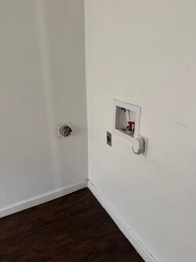 Building Photo - ALL PROSPECTIVE TENANTS MUST SUBMIT A $58 NON-REFUNDABLE APPLICATION FEE PER APPLICANT ONLINE AND...