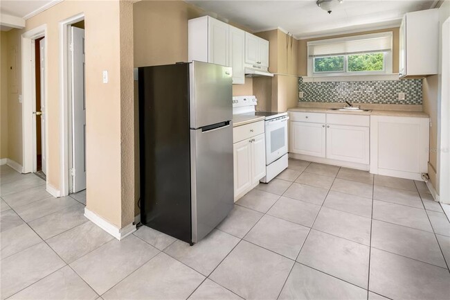 Building Photo - 418 E Amelia Ave