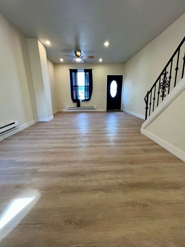 Building Photo - Newly Renovated 3-Bedroom Townhome in Fairhill! Available NOW!
