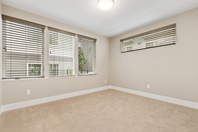 Building Photo - ULTRA-MODERN Townhome w/AC and Views in th...
