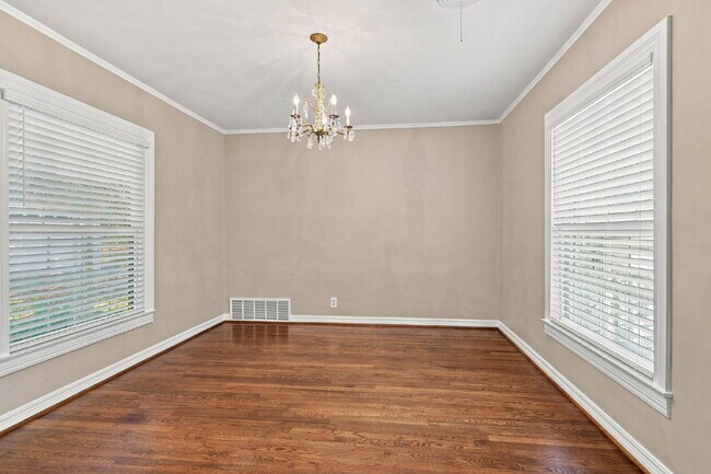 Building Photo - "Adorable 2-Bedroom, 1-Bath in Home with Beautiful Oak Floors, Spacious Yard and Lawn Service Inc...