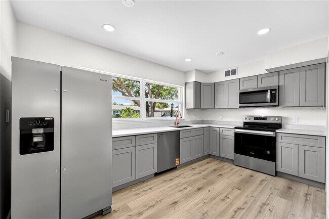 Building Photo - 2141 Indian Ave S