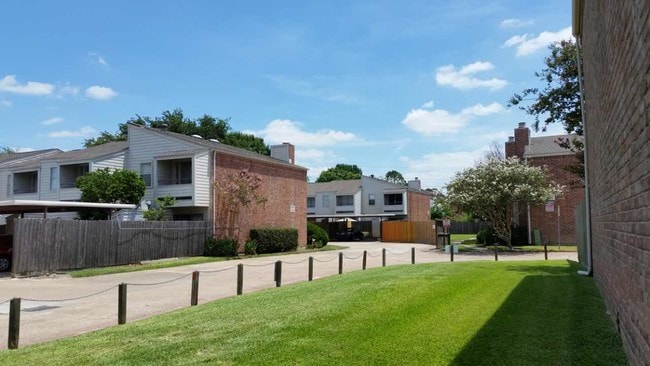 community view - 3901 Woodchase Dr