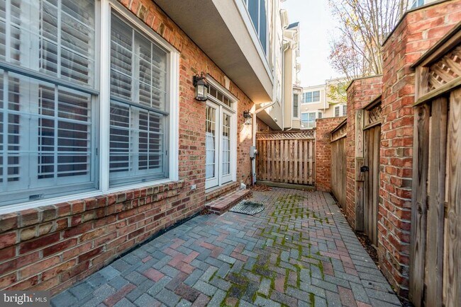Building Photo - 1308 McLean Crest Ct