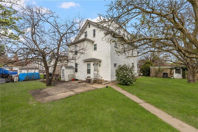 Building Photo - 1561 Cranston St