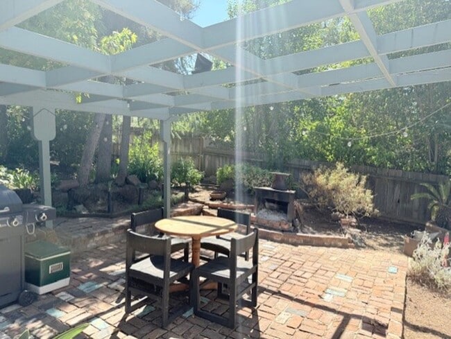 Building Photo - Furnished 3 Bedroom Downtown Home On Corne...
