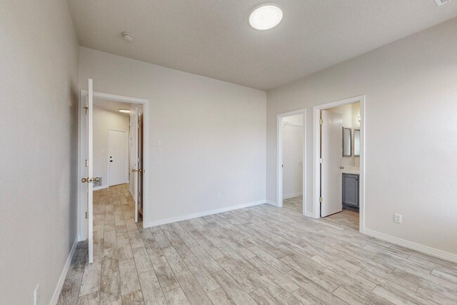 Building Photo - 5419 Saturnia Rd NW