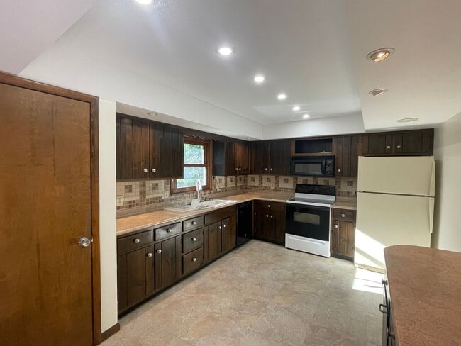 Building Photo - Baker Woods Home!