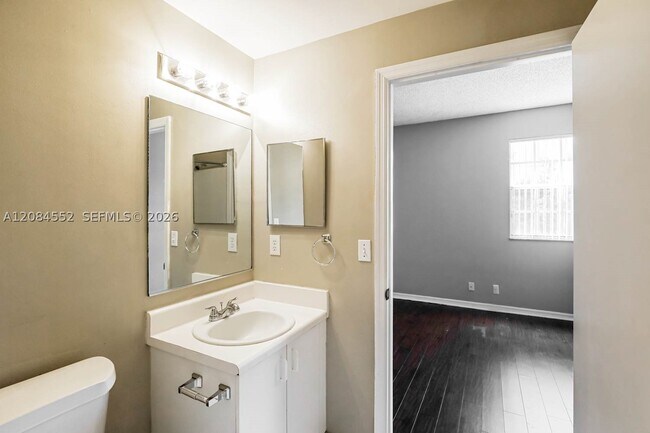 Building Photo - 1136 Sorrento Dr