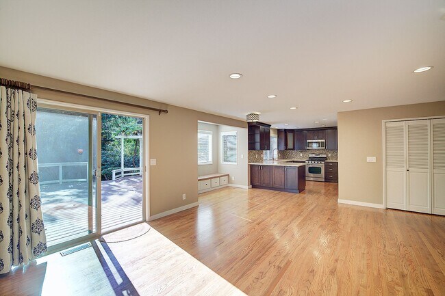 Building Photo - 3bd/2.25ba Sammamish Home