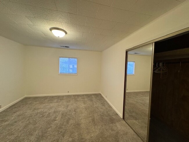 Building Photo - Spacious 3 bedroom, laundry, covered patio