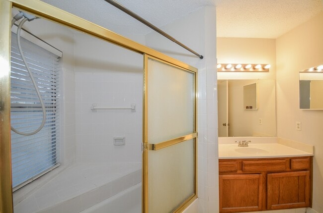 Building Photo - 3015 Sam Houston Dr