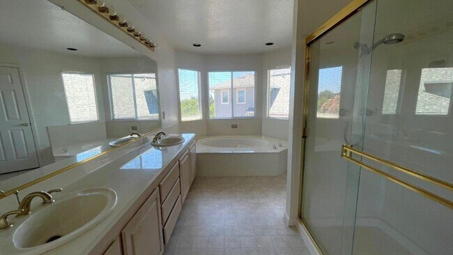 Building Photo - Martinez Beautiful 4 bedroom 3 bath home! ...