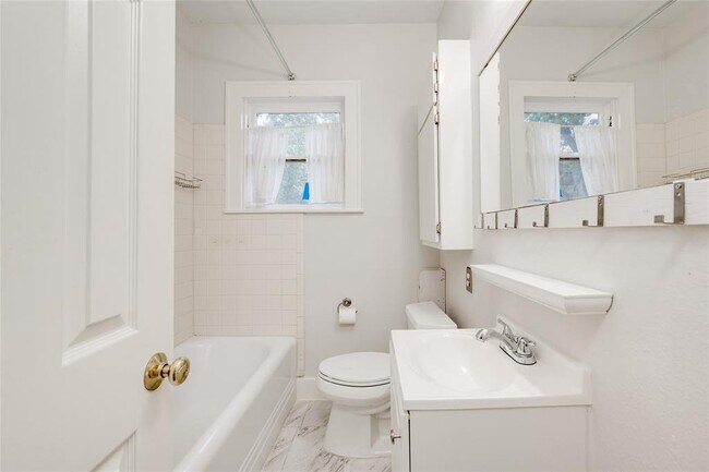 Building Photo - 1623 Palma Plaza