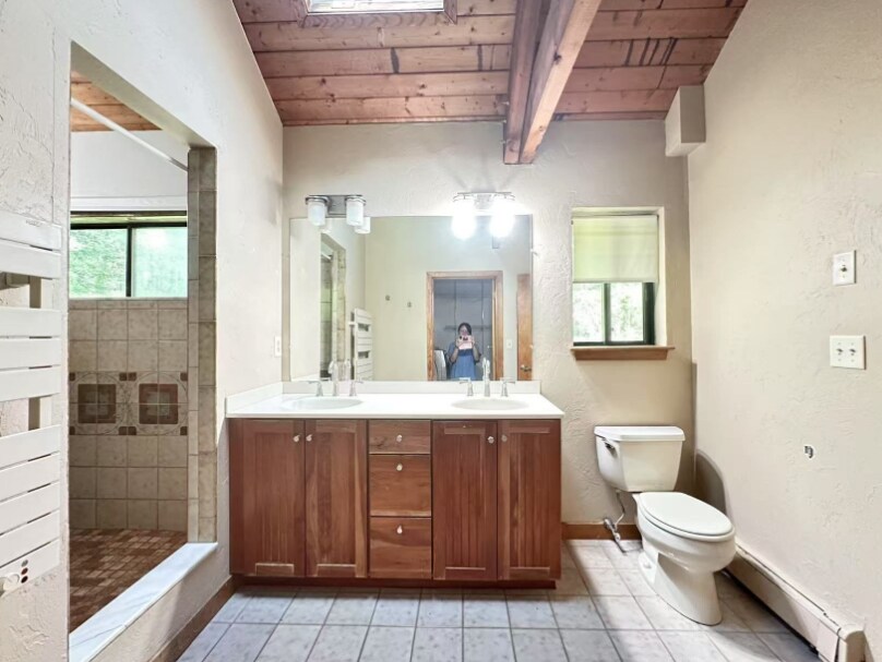 Building Photo - 40 Laurelwood Dr