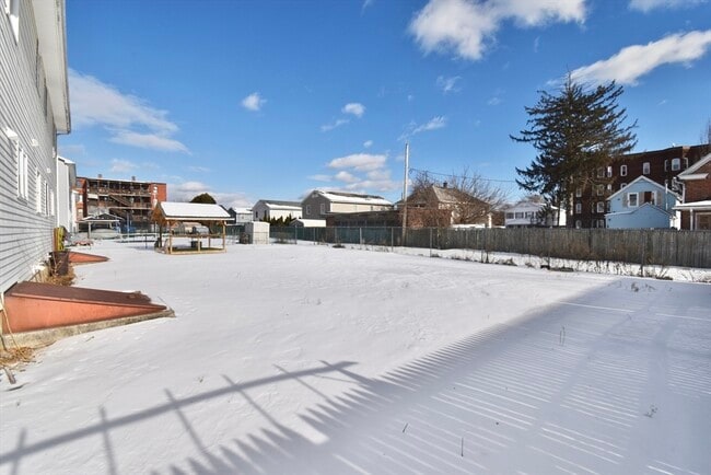 Building Photo - 72 Center St