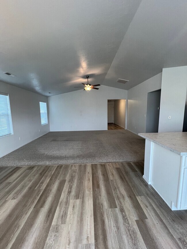 Building Photo - 3 Bed 2 Bath Nampa!