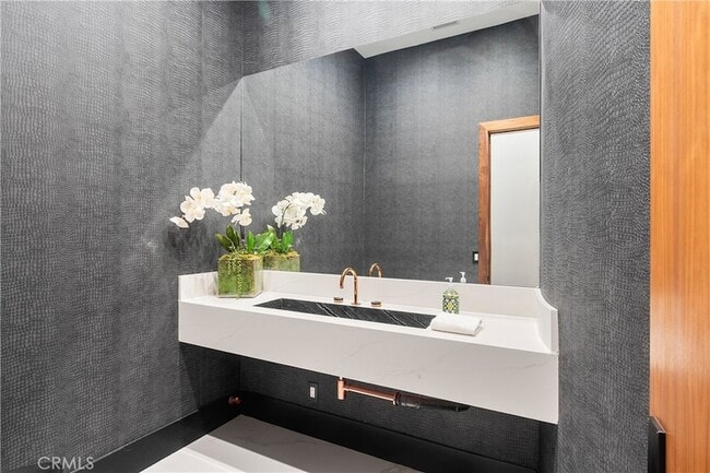 Building Photo - 5535 Shirley Ave