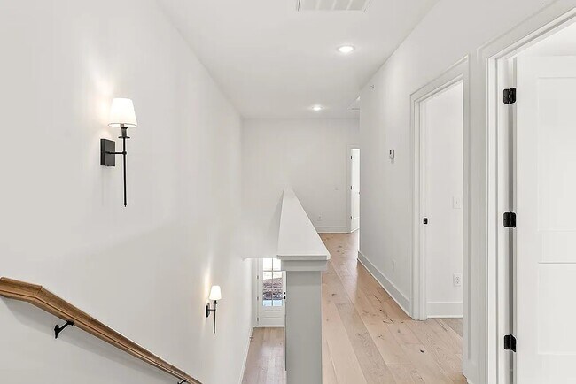Building Photo - 815 Vickery Dr