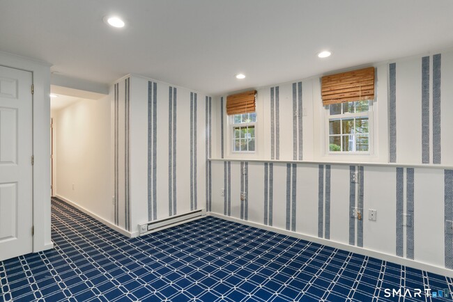 Building Photo - 890 Silvermine Rd