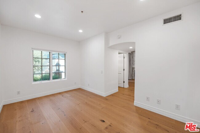 Building Photo - 851 N San Vicente Blvd