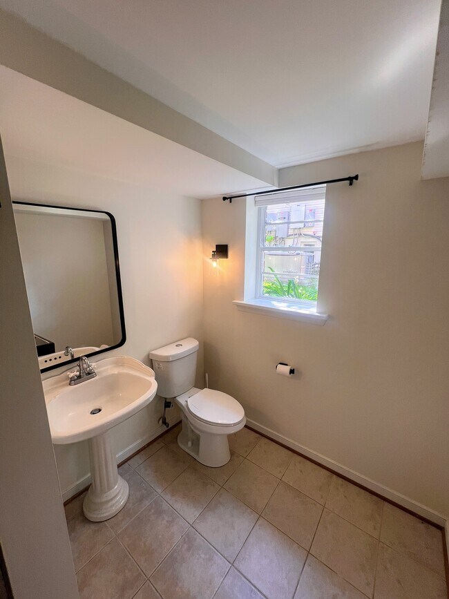 Building Photo - 5602 Hawthorne St