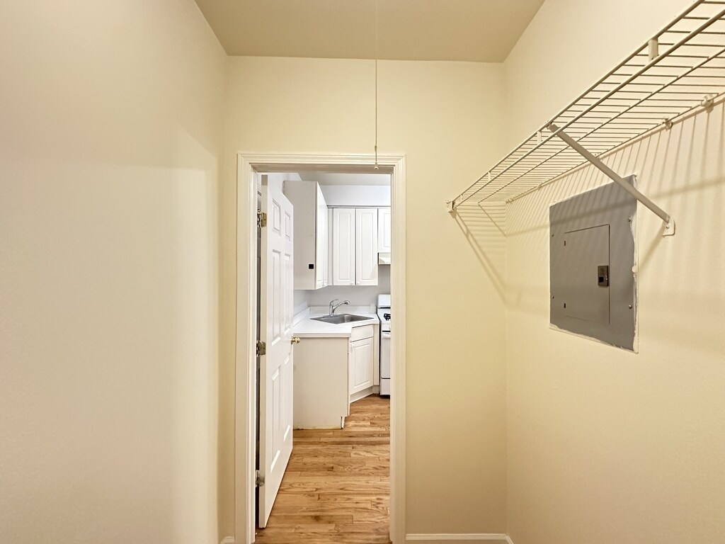 Building Photo - 922 W Dakin St